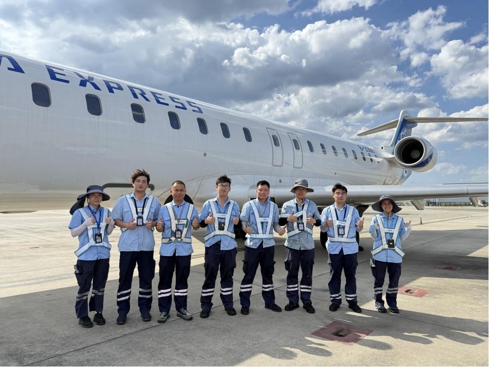 1755502416420294.jpg 【護(hù)航暑運(yùn)】雙機(jī)突遇故障 發(fā)動(dòng)機(jī)車(chē)間72小時(shí)緊急搶修2.jpg