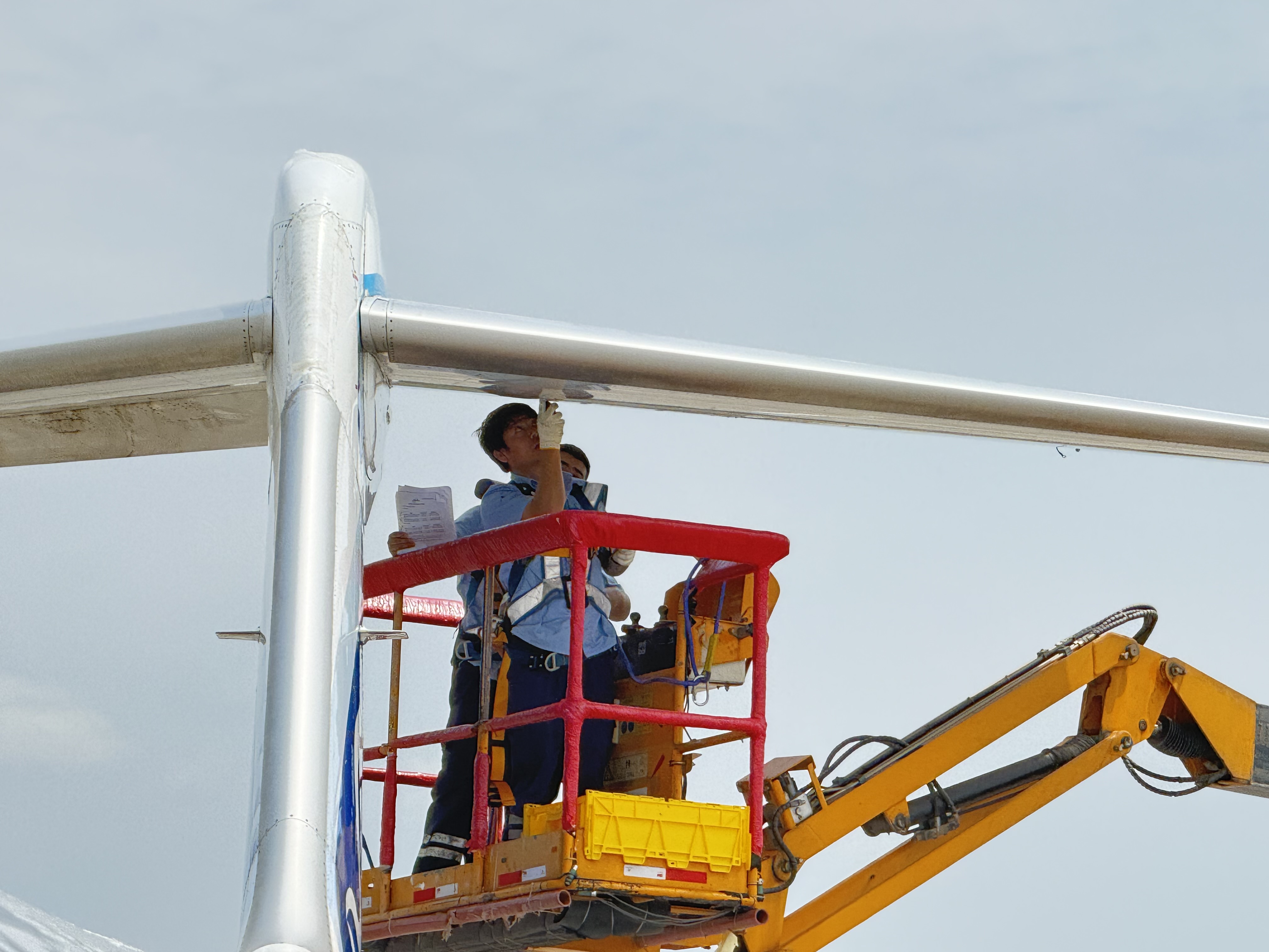 1755502495551769.jpg 【護航暑運】華夏維修團隊72小時完成雷擊飛機搶修.jpg